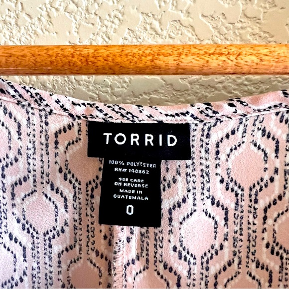 Torrid Multicolor Geo Print Open Back Georgette Blouse Size 0X - Picture 6 of 6